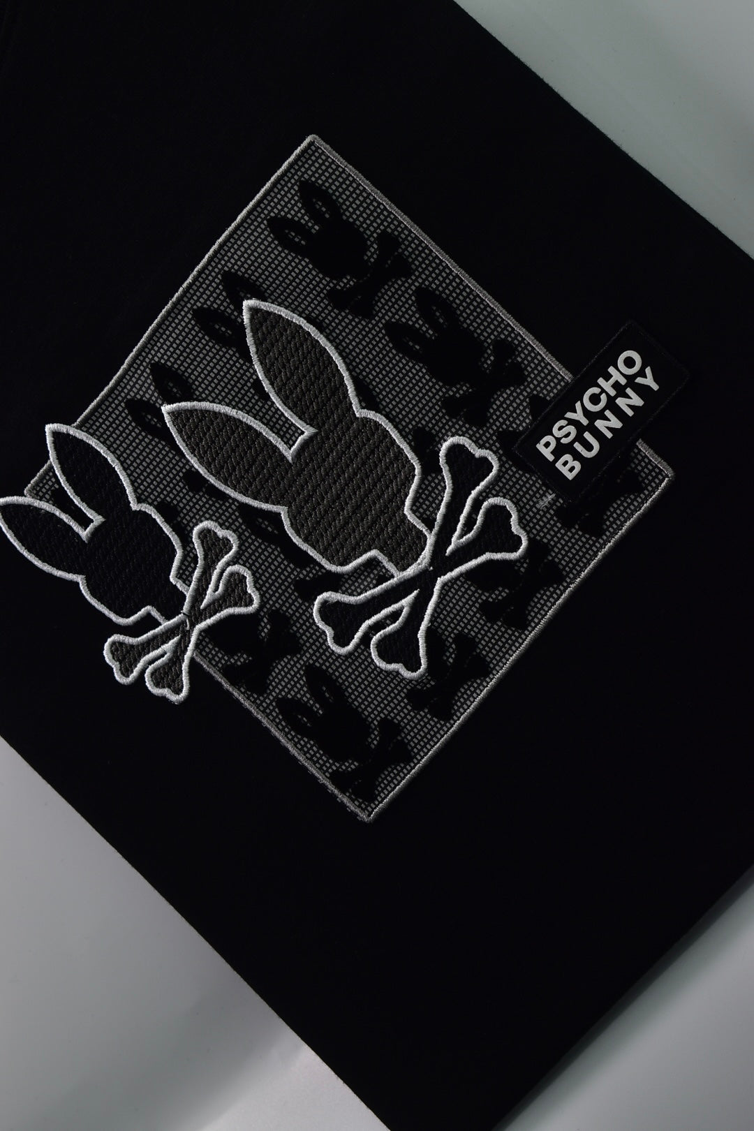CAMISETA PSYCHO BUNNY COLECCION ORIGINAL NEGRO ESTAMPADO CUADRO GAMUSA