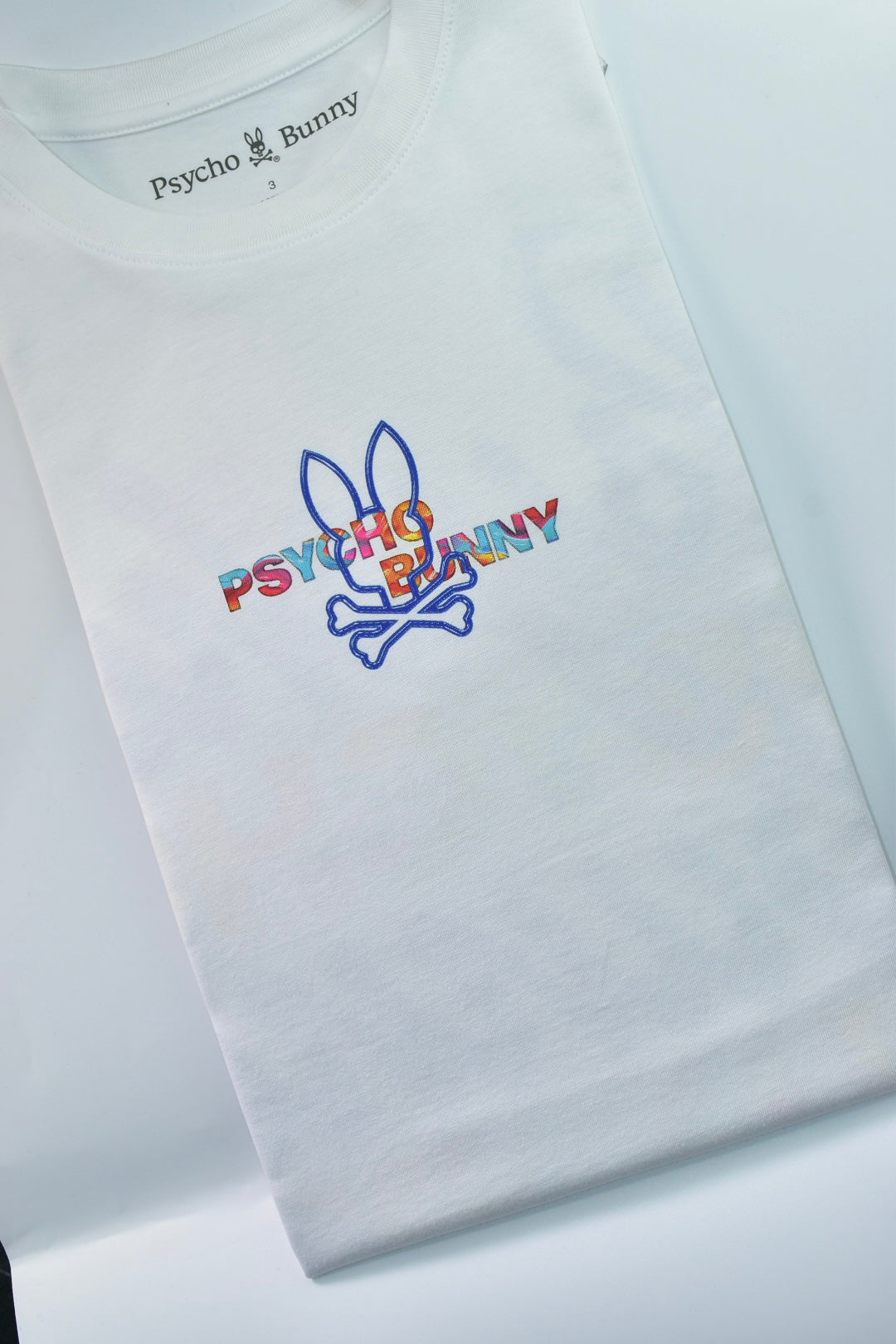 CAMISETA PSYCHO BUNNY COLECCION ORIGINAL BLANCO ESTAMPADO AZUL PB COLORES