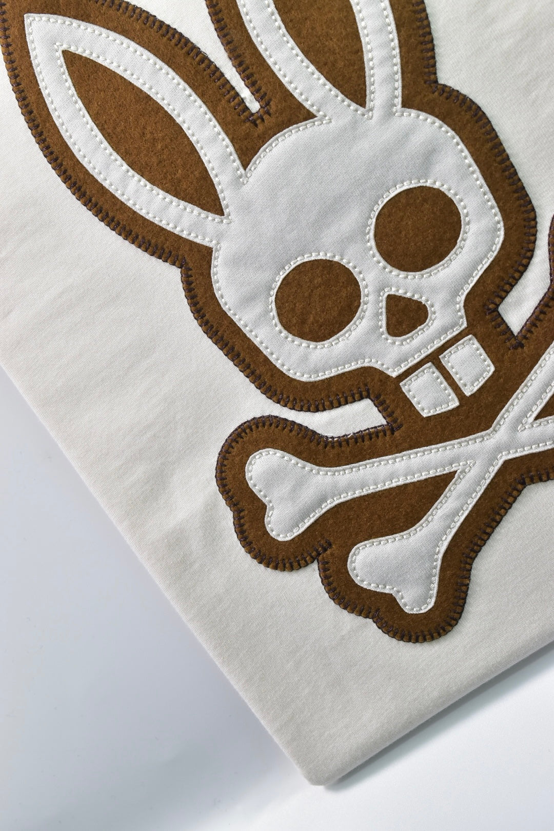 CAMISETA PSYCHO BUNNY COLECCION ORIGINAL BLANCO GRABADO CAFE Y BLANCO