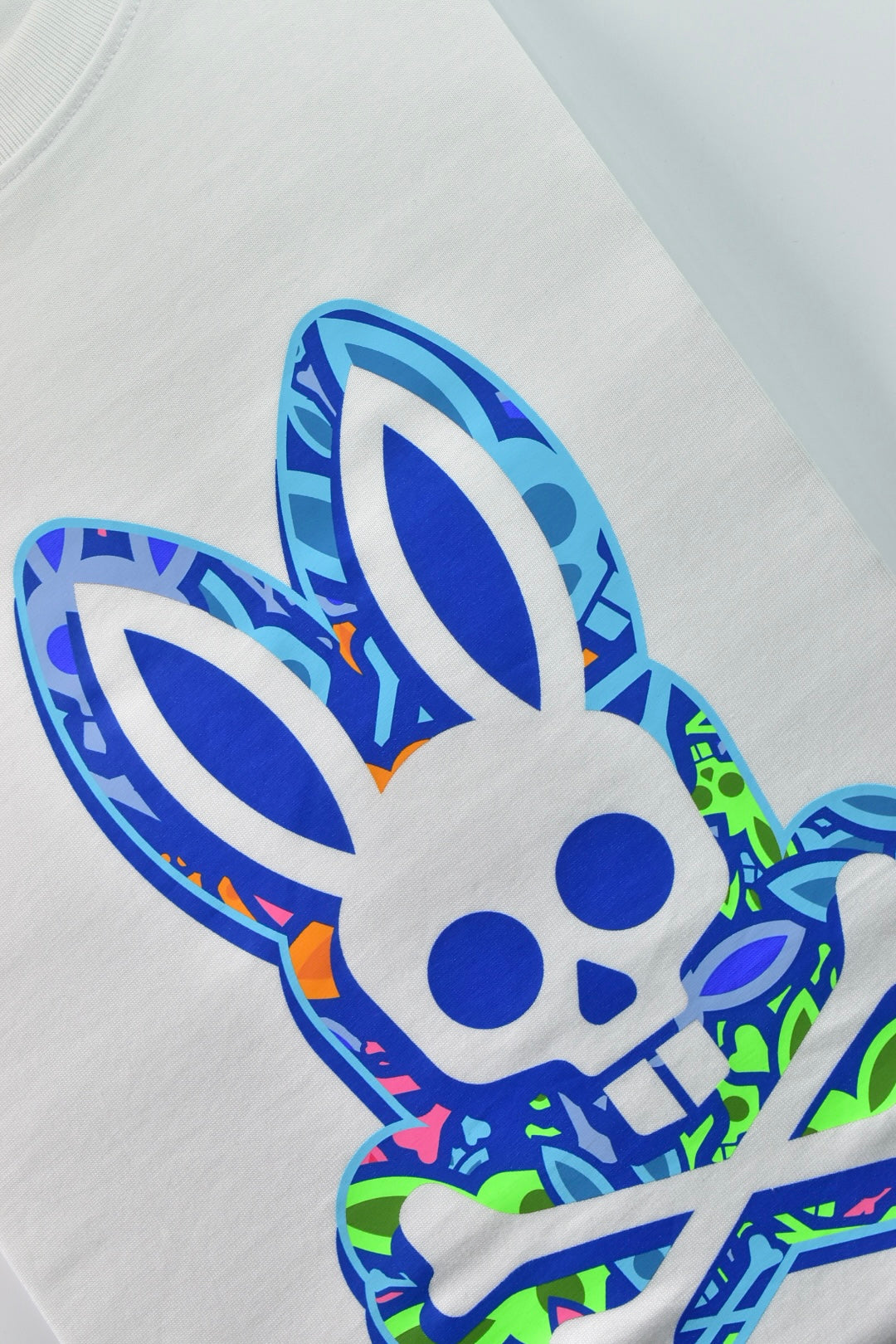 CAMISETA PSYCHO BUNNY COLECCION ORIGINAL BLANCO ESTAMPADO CALABERA FLUORESENTE